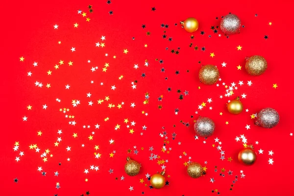 Fête fond rouge avec des étoiles d'or et d'argent et des boules de Noël . — Photo
