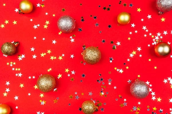 Fête fond rouge avec des étoiles d'or et d'argent et des boules de Noël . — Photo