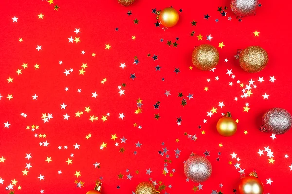 Fête fond rouge avec des étoiles d'or et d'argent et des boules de Noël . — Photo