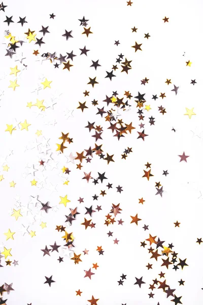 Estrelas douradas e prateadas sobre fundo branco . — Fotografia de Stock