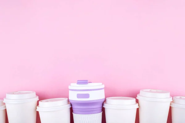 다시 사용 할 수있는 커피 잔 대 일 회용 컵. — 스톡 사진