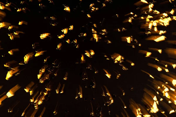 Coriandoli d'oro su sfondo nero . — Foto Stock