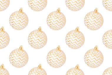 Beyaz arka planda izole edilmiş Noel topları deseni.