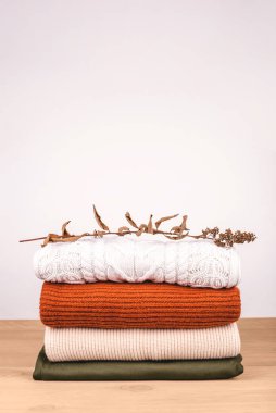 Masada kalın giysiler var..