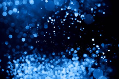 Siyah arkaplanda mavi soyut bokeh.