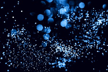 Siyah arkaplanda mavi soyut bokeh.