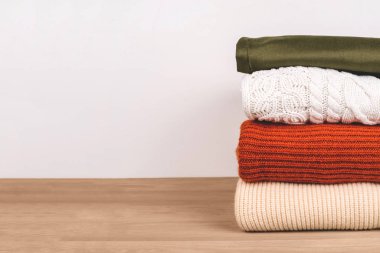 Masada kalın giysiler var..