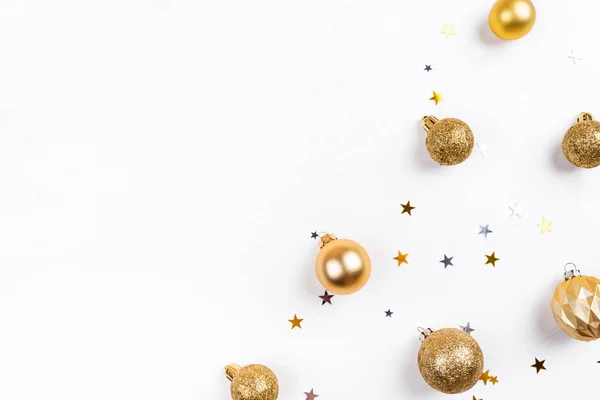 Fundo branco festivo com decorações de Natal. — Fotografia de Stock