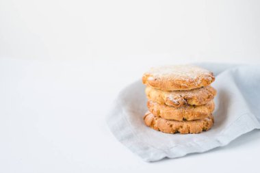 Keten bir peçeteye istiflenmiş kurabiyeler.