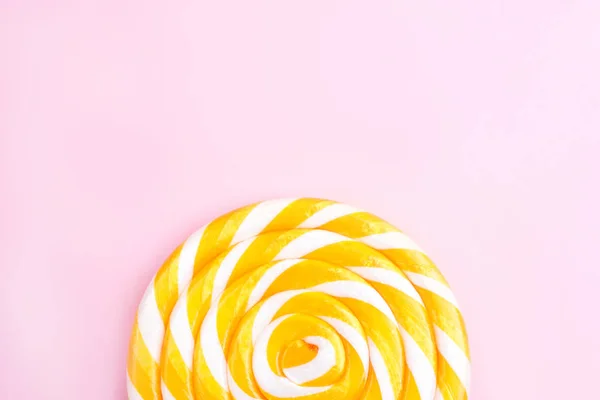 노란 롤리팝은 분홍색 배경에 있는 원 모양이다. — 스톡 사진