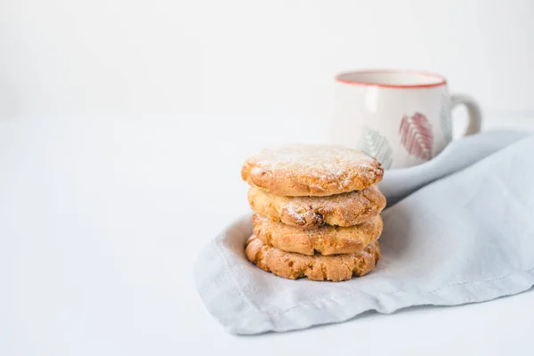 Γεμιστά μπισκότα σε χαρτοπετσέτα και ένα φλιτζάνι καφέ.. — Φωτογραφία Αρχείου