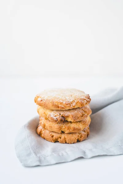 Biscoitos empilhados em um guardanapo de linho . — Fotografia de Stock