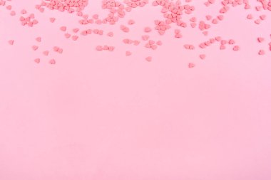 Küçük kalpleri olan pembe bir arka plan. Sevgililer Günü konsepti.