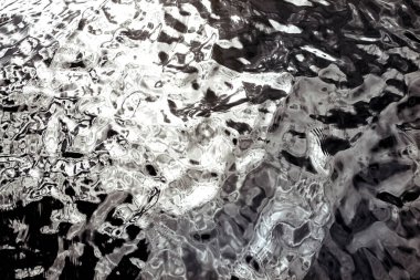 Siyah beyaz su yüzeyi