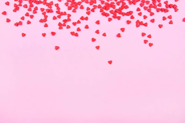 Różowe tło z czerwonymi sercami. Koncepcja Walentynek. — Zdjęcie stockowe