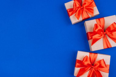 Fiyonklu karton hediye kutularının çerçevesi.