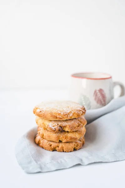 Biscoitos empilhados em um guardanapo de linho e uma xícara de café . — Fotografia de Stock