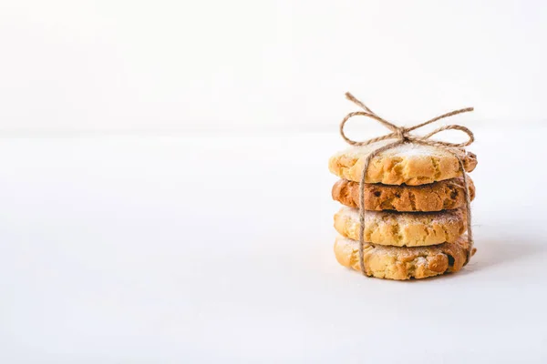 Στοίβα από φρέσκα μπισκότα σε λευκό ξύλινο τραπέζι. — Φωτογραφία Αρχείου