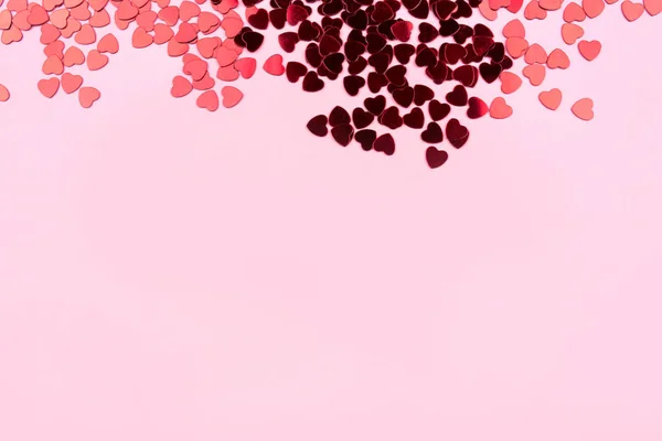 Růžové pozadí s červenými srdci. Valentines day concept. — Stock fotografie