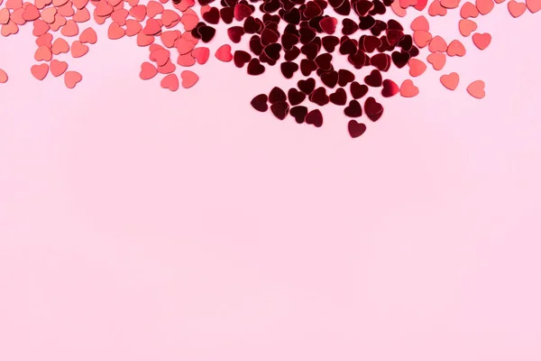 Fondo rosa con corazones rojos. Concepto de San Valentín . — Foto de Stock