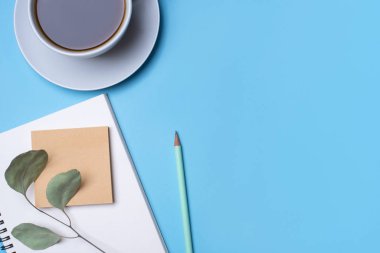 Fotokopi alanı arkaplanı olan serbest çalışan çalışma masasının düz yatay fotoğrafı.