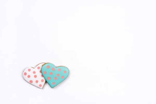 Biscoitos de gengibre com cobertura em forma de coração . — Fotografia de Stock