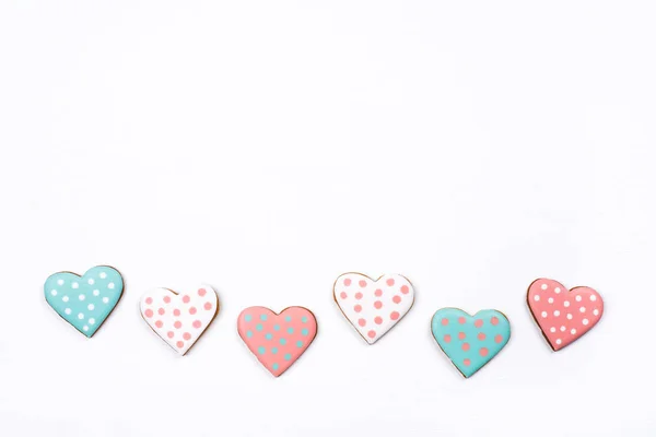 Biscotti di pan di zenzero con glassa a forma di cuore su sfondo bianco . — Foto Stock