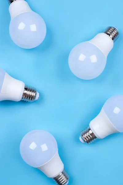 Diversi lampadina a LED su sfondo blu. Concetto risparmio energetico . — Foto Stock