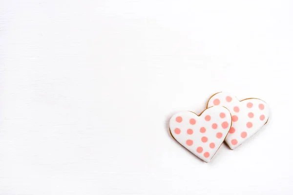 Biscoitos de gengibre com cobertura em forma de coração . — Fotografia de Stock