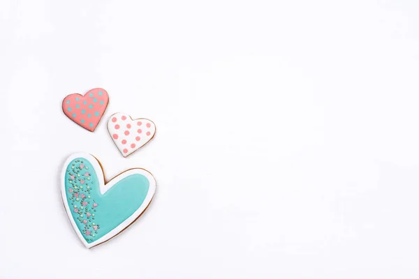 Galletas de jengibre con glaseado en forma de corazón sobre fondo blanco . — Foto de Stock