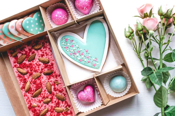 Conjunto de presentes com doces feitos à mão em uma caixa em uma mesa branca . — Fotografia de Stock