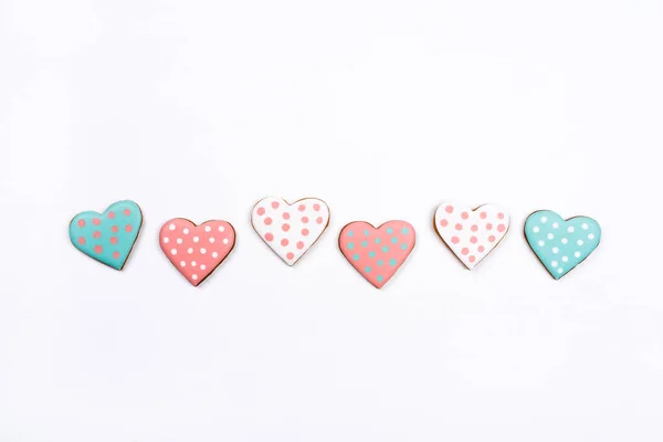 Biscotti di pan di zenzero con glassa a forma di cuore . — Foto Stock