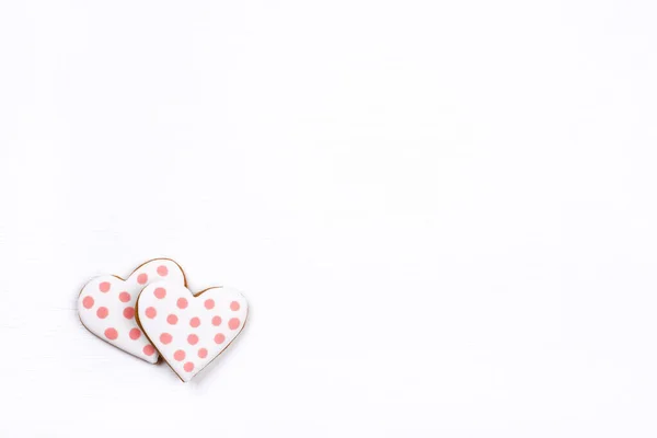 Two gingerbread cookies with frosting in the shape of a heart. — Stockfoto