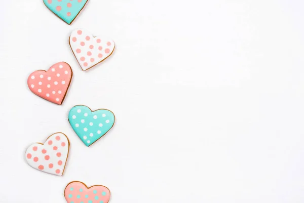 Biscoitos de gengibre com cobertura em forma de coração sobre fundo branco . — Fotografia de Stock