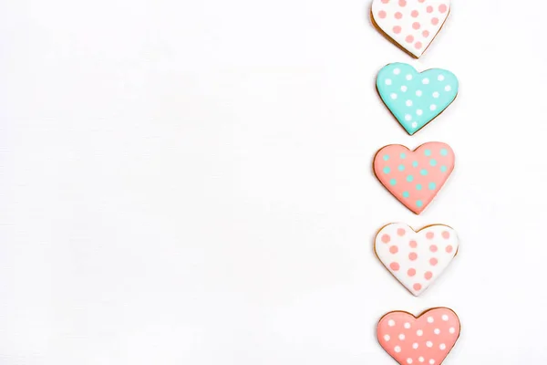 Biscoitos de gengibre com cobertura em forma de coração sobre fundo branco . — Fotografia de Stock
