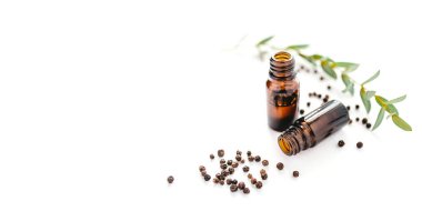 Beyaz arka planda izole karabiber esansiyel yağı