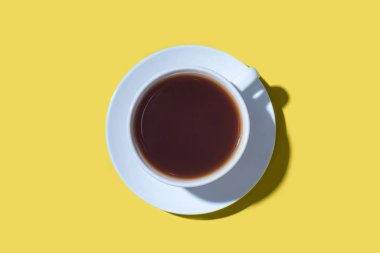 Sarı arka planda bir fincan kahve ya da çay..