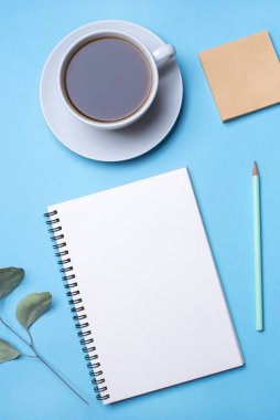 Fotokopi alanı arkaplanı olan serbest çalışan çalışma masasının düz yatay fotoğrafı.