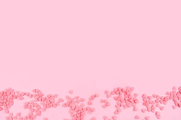 Růžové pozadí s malými srdci. Valentines day concept. — Stock fotografie