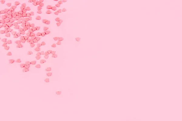 Fundo rosa com corações minúsculos. Conceito de dia dos namorados . — Fotografia de Stock