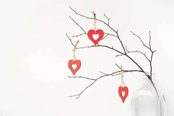 Decoración de San Valentín con adornos en forma de corazones . — Foto de Stock