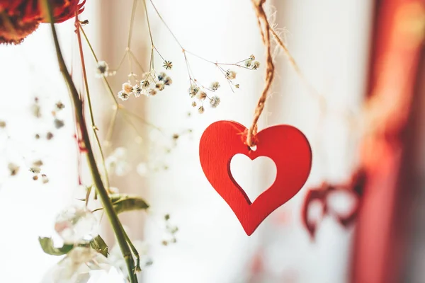 Alla hjärtans dag dekoration med smycken i form av hjärtan. — Stockfoto