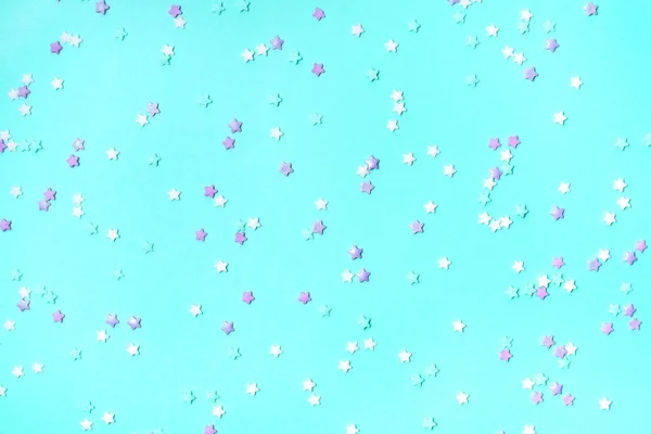 Turkuaz arka planda küçük yıldızlar konfetisi — Stok fotoğraf