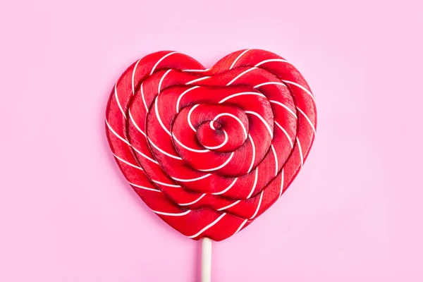 A heart-shaped lollipop on a pink background. — 스톡 사진