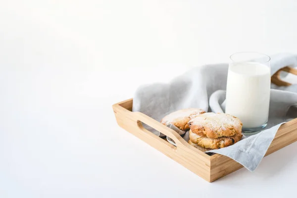 Biscoitos empilhados em um guardanapo de linho e um copo de leite . — Fotografia de Stock