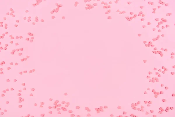 Рожевий фон з крихітними серцями. Поняття Валентина. — стокове фото