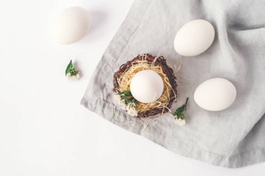 Paskalya yumurtaları ile hafif Paskalya arkaplanı.