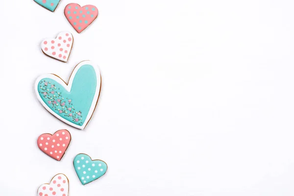 Lebkuchen mit Zuckerguss in Herzform auf weißem Hintergrund. — Stockfoto