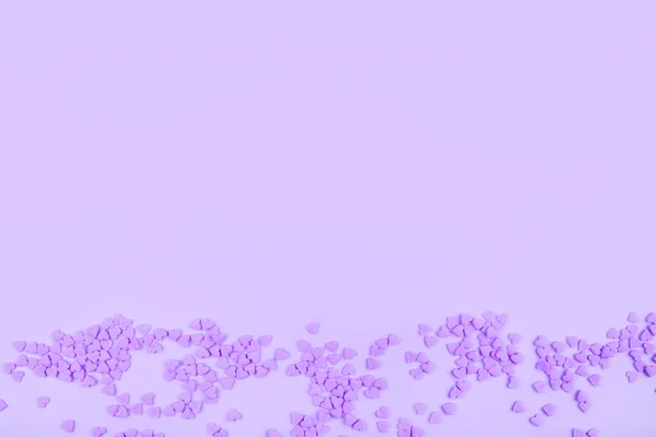 Lilac bakgrund med små hjärtan. Alla hjärtans dag koncept. — Stockfoto