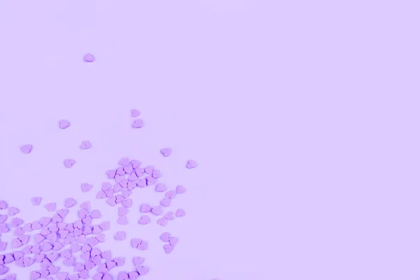 Lilac bakgrund med små hjärtan. Alla hjärtans dag koncept. — Stockfoto